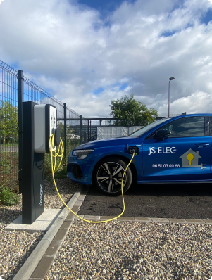 Voiture électrique branchée sur une borne de recharge