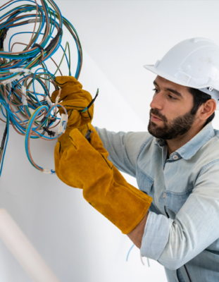 Électricien travaillant sur le chantier