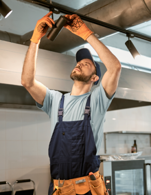 Homme barbu qui règle une lampe