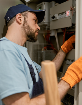 Homme barbu qui effectue une maintenance